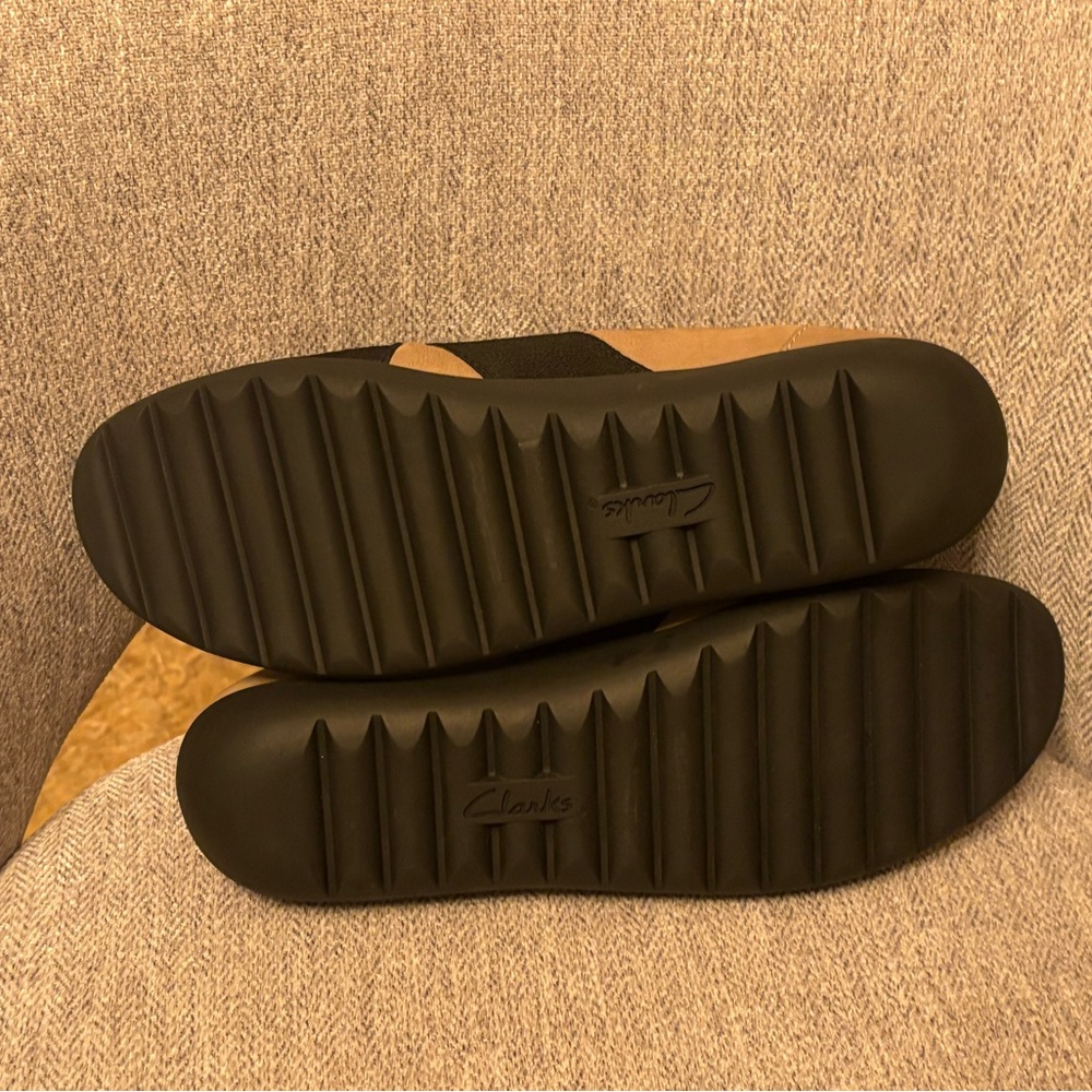 Clarks Tan and Black Flats - Picture 6 of 11